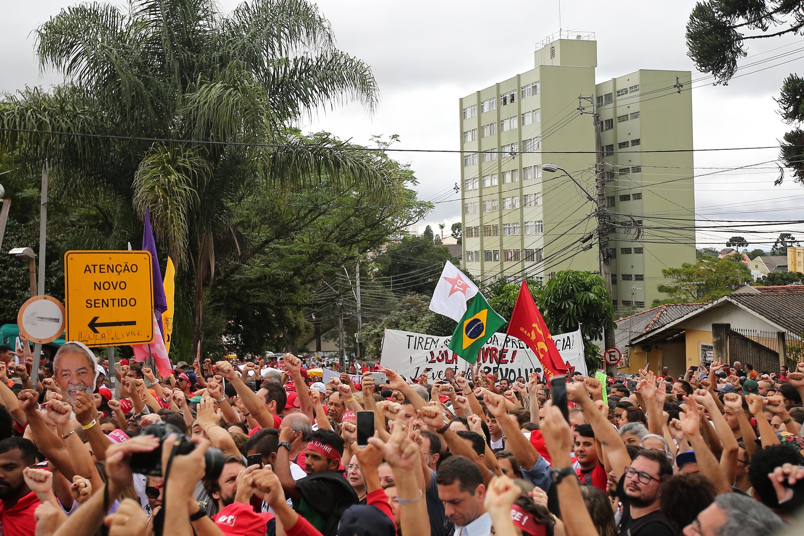 Brésil : des milliers de manifestants exigent la libération de l'ancien président Lula (IMAGES)