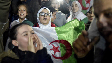 Des Algériens en liesse après la démission d'Abdelaziz Bouteflika, le 2 avril 2019 à Alger. 