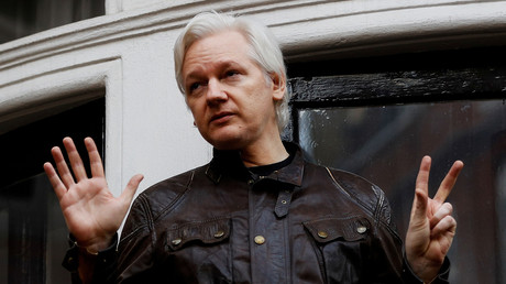 Julian Assange au balcon de l'ambassade équatorienne en 2017 (image d'illustration).