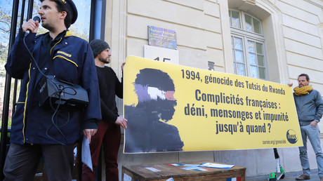 Les membres de l'association Survie déploie une banderole portant la mention «1994, génocide des Tutsis de 1994 du Rwanda, complicité française, déni, mensonges et impunité, jusqu'à quand ?», le 4 avril 2019 à Paris (image d'illustration). 