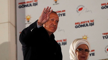 Le président turc Recep Tayyip Erdogan et sa femme saluent des soutiens à Ankara en Turquie le 1er avril 2019.