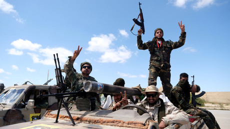 Des soldats de l'ANL du général Haftar partent de Bengazi en direction de Tripoli, le 7 avril 2019.