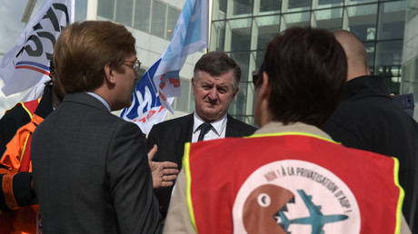 Augustin de Romanet (au centre) responsable du groupe ADP (Aéroports de Paris) écoutant des manifestants avant l'arrivée du ministre français de l'Economie, Bruno Le Maire, au siège d'ADP, à Tremblay-en-France près de l'aéroport de Roissy le 13 juin 2018.