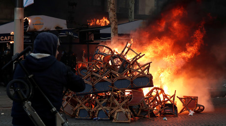 Chaises en feu lors d'une manifestation des Gilets jaunes le 16 mars 2018. 
