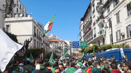 Des manifestants à Alger, le 12 avril.