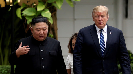 Le président américain Donald Trump et le président nord-coréen Kim Jong Un discutent à l'occasion du deuxième sommet entre les Etats-Unis et le Corée du Nord, à Hanoï, le 28 février 2019.