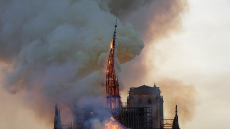 La flèche de la cathédrale Notre-Dame de Paris s'effondre, le 15 avril (image d'illustration).