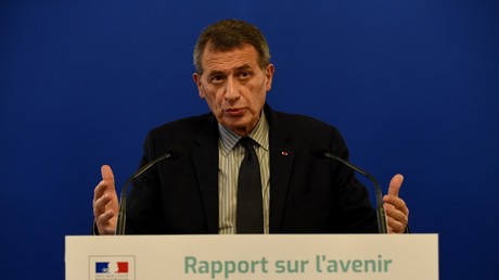 L'ancien dirigeant d'Air France et d’Air France-KLM, Jean-Cyril Spinetta, prend la parole lors de la présentation de son rapport sur l'avenir du transport ferroviaire au ministère des Transports à Paris le 15 février 2018.