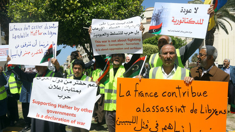 Des Gilets jaunes libyens protestent à Tripoli contre le soutien de Paris au maréchal Haftar, le 16 avril 2019.
