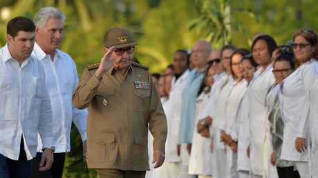 Le premier secrétaire du Parti communiste cubain, Raul Castro, accompagné du président Miguel Diaz-Canel, lors des célébrations du 60ème anniversaire de la révolution, le 1er janvier 2019, à Santiago de Cuba (image d'illustration).