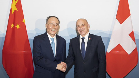 Le vice-président chinois Wang Qishan (à gauche) serre la main du président suisse Ueli Maurer lors de la première réunion de haut niveau sino-suisse à Zurich, en Suisse, le 21 janvier 2019.