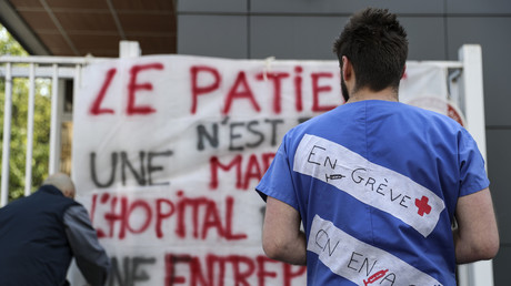 Des grévistes manifestent devant l'hôpital de la Pitié-Salpêtrière à Paris le 15 avril.