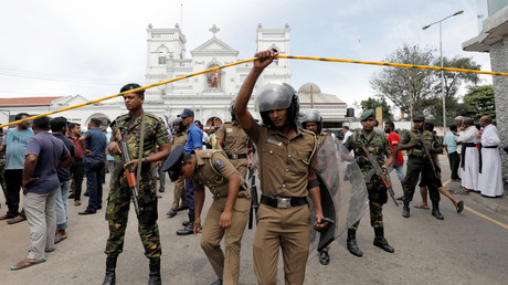 Des militaires sri lankais aux abords de l'église St. Anthony's Shrine, Kochchikade à Colombo, frappée par une explosion ce 21 avril.
