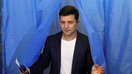 Volodymyr Zelensky le 21 avril 2019 à la sortie de son bureau de vote à Kiev en Ukraine.