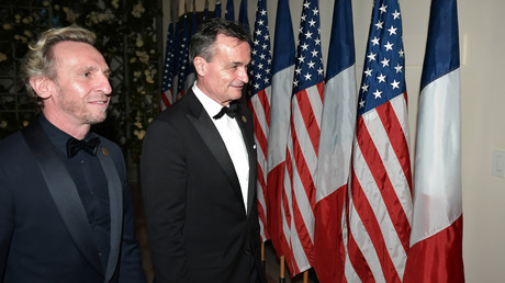 L'ambassadeur de France Gérard Araud (centre), ici avec son compagnon, le photographe Pascal Blondeau.