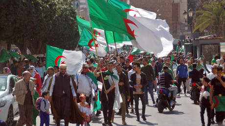 Manifestation anti-système à Oran, dans le nord-ouest de l'Algérie, le 9 avril 2019.
