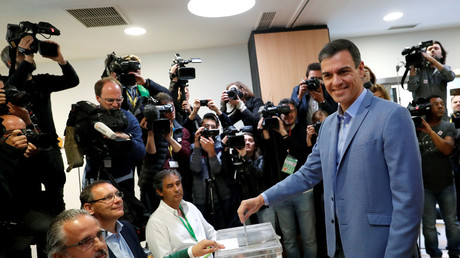 Le président du gouvernement Pedro Sanchez en train de voter le 28 avril 2019 à Pozuelo de Alarcon, à proximité de Madrid (image d'illustration).