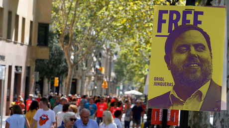 Dans les rues de Barcelone devant une affiche du vice-président catalan Oriol Junqueras, détenu en attente de son procès (image d'illustration).