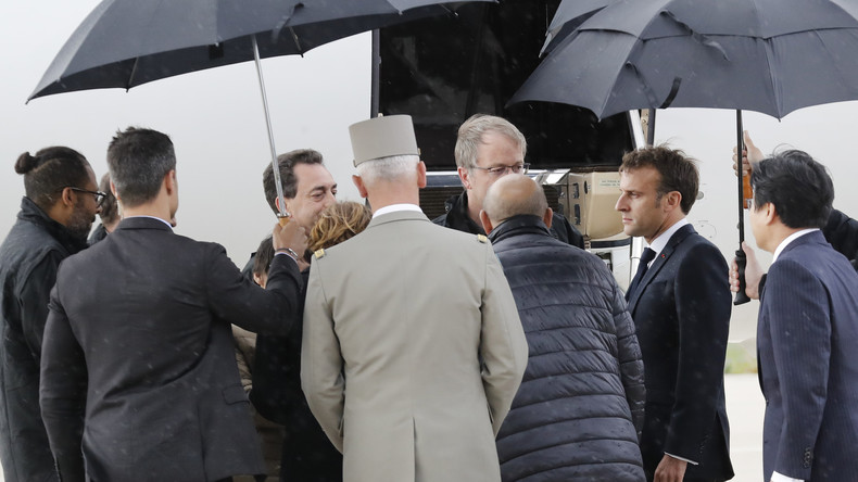 L'accueil des ex-otages français par Macron suscite l'indignation à droite
