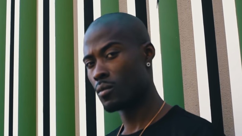 Après «Pendez les blancs», le rappeur Nick Conrad récidive et «encu** la France»