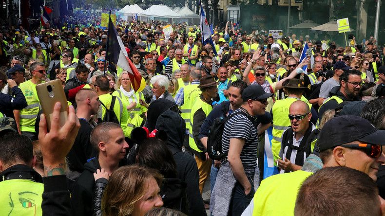 Gilets jaunes à Reims : une manifestante blessée à la tête lors d'une charge policière (VIDEO)