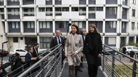 La ministre de la santé Angès Buzyn sur l'escalier de secours du service réanimation de l'hôpital de la Pitié-salpêtrière à Paris, le 2 mai.