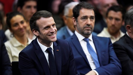 Le président de la République Emmanuel Macron et le ministre de l'Intérieur Christophe Castaner lors d'une session du Grand Débat à Gréoux-les-Bains, le 7 mars 2019 (image d'illustration).