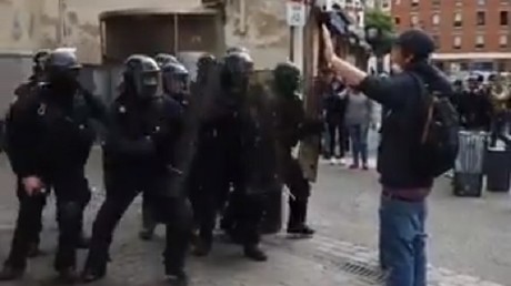 Un manifestant a été violemment chargé à Toulouse lors de l'acte 25 des Gilets jaunes.