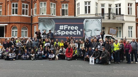 Des citoyens français regroupés dans la rue de l'ambassade de l'Equateur à Londres, le 2 mai 2019. 