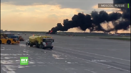 Un avion de ligne de type Soukhoï en flammes, le 5 mai, sur le tarmac de l'aéroport Moscou-Cheremetievo.