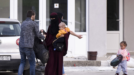 Une femme revenue de Syrie avec ses enfants quitte un centre de détention pour retrouver la vie normale avec ses proches dans le village de Vranidoll au Kosovo, 22 avril 2019 (image d'illustration).