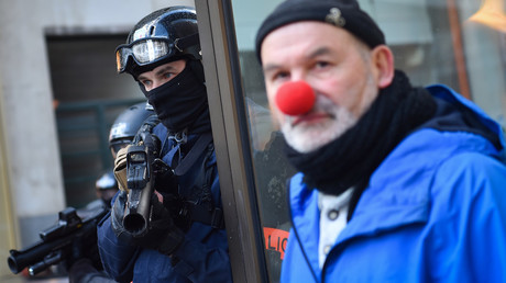 Un policier tient son lanceur de balle de défense à Nantes, le 2 février 2019 (image d'illustration).