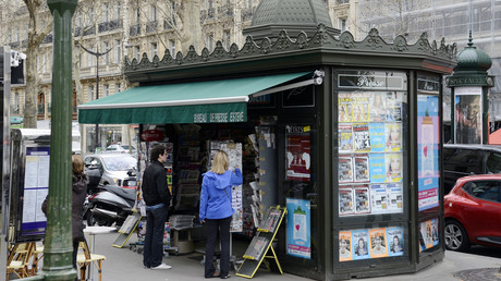 Un kiosque à journaux parisiens. Image d'illustration. 