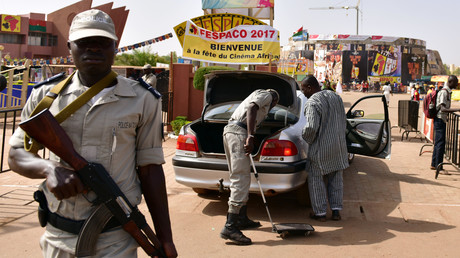 Des policiers vérifient les voitures à l'entrée du Festival panafricain du cinéma et de la télévision, à Ouagadougou (FESPACO), le 27 février 2017 (image d'illustration). 