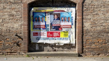 Des affiches politiques, dont des affiches électorales pour les européennes, le 6 mai 2019 à Villenouvelle (Haute-Garonne).