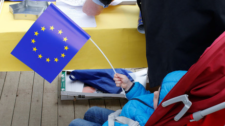 Un enfant tient un drapeau européen à l'occasion de la fête de l'Europe, Bruxelles, 9 mai 2019 (image d'illustration).