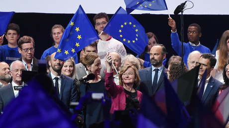 La candidate de La République en Marche (LREM) aux prochaines élections européennes, Nathalie Loiseau (au centre), prend la parole lors d'une réunion publique précédant les élections européennes du 11 mai 2019, à Strasbourg.