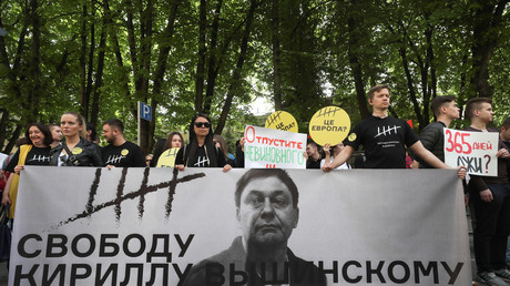 Des manifestants rassemblés devant l'ambassade ukrainienne à Moscou le 15 mai 2019 pour exiger la libération de Kirill Vychinsky.
