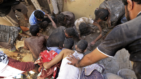 Des Yéménites examinent les ruines des maisons endommagées dans les frappes aériennes de la coalition dirigée par l'Arabie saoudite, le 16 mai, à Sanaa (image d'illustration).