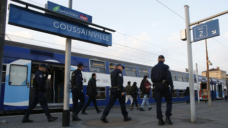Des policiers en patrouille dans le RER D à Goussainville, octobre 2015 (image d'illustration).