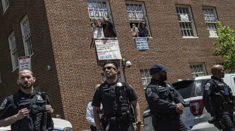 Des partisans de Nicolas Maduro occupant l'ambassade du Venezuela, sous les yeux de la police, à Washington, le 15 mai 2019 (image d'illustration).