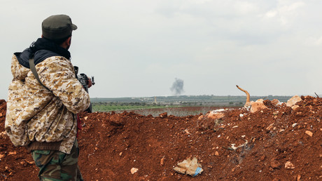 Un soldat de l'armée syrienne observe un panache de fumée s'élevant vers le ciel dans la province de Hama, le 1er avril 2017 (image d'illustration). 