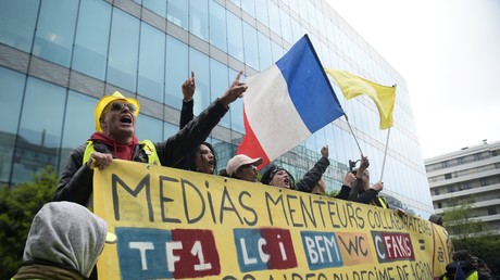 Manifestation du mouvement Gilets jaunes devant le siège d'un média