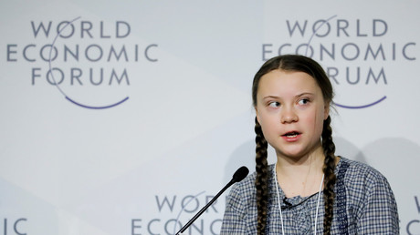 A 16 ans, la militante écologiste suédoise Greta Thunberg a popularisé l’idée de renoncer à prendre l’avion en préférant se rendre au Forum annuel de Davos, en Suisse, le 25 janvier 2019 au terme d'un voyage en train de 32 heures depuis Stockholm.