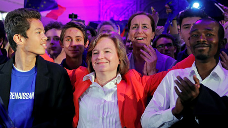 Nathalie Loiseau sourit jaune au QG de campagne de LREM le 26 mai 2019.