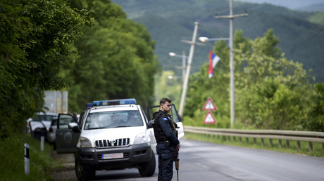 Un policier kosovar dans le village de Cabra, le 28 mai 2019.