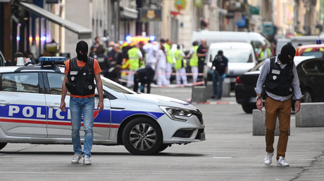 La police se déploie le long d'une rue piétonne au cœur de Lyon où s'est produit un attentat, le 24 mai 2019 (image d'illustration). 