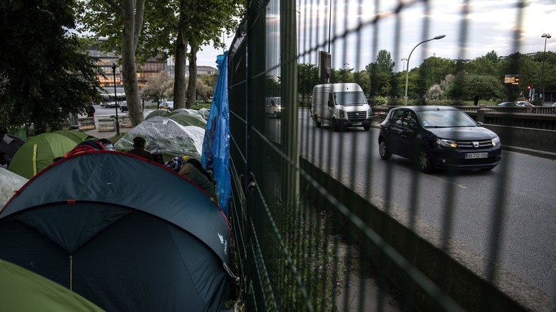 Migrants : les expulsions forcées coûtent six fois plus cher que les retours aidés, selon un rapport