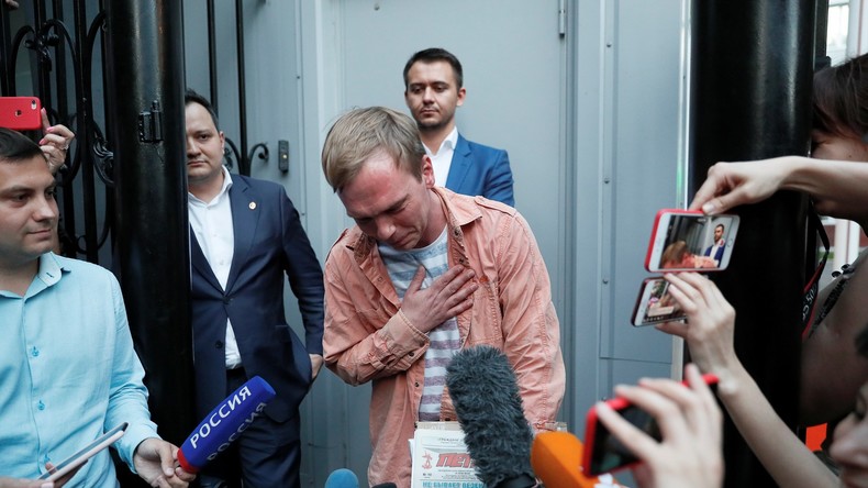 Russie : les premières images de la remise en liberté du journaliste Ivan Golounov