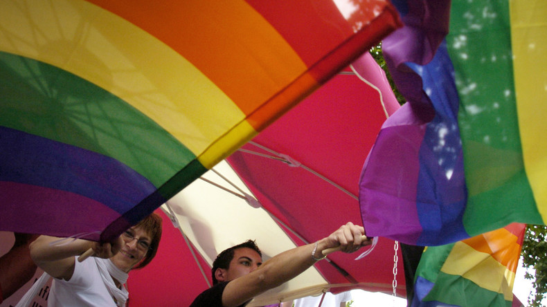 Homophobie en banlieue ou stigmatisation ? Vif échange à la Gay Pride de Saint-Denis (VIDEO)